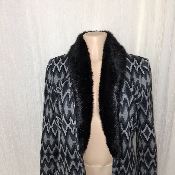 INC International Concepts Wimen Size S Black and Gray Zigzag Cape - Picture 4 of 16